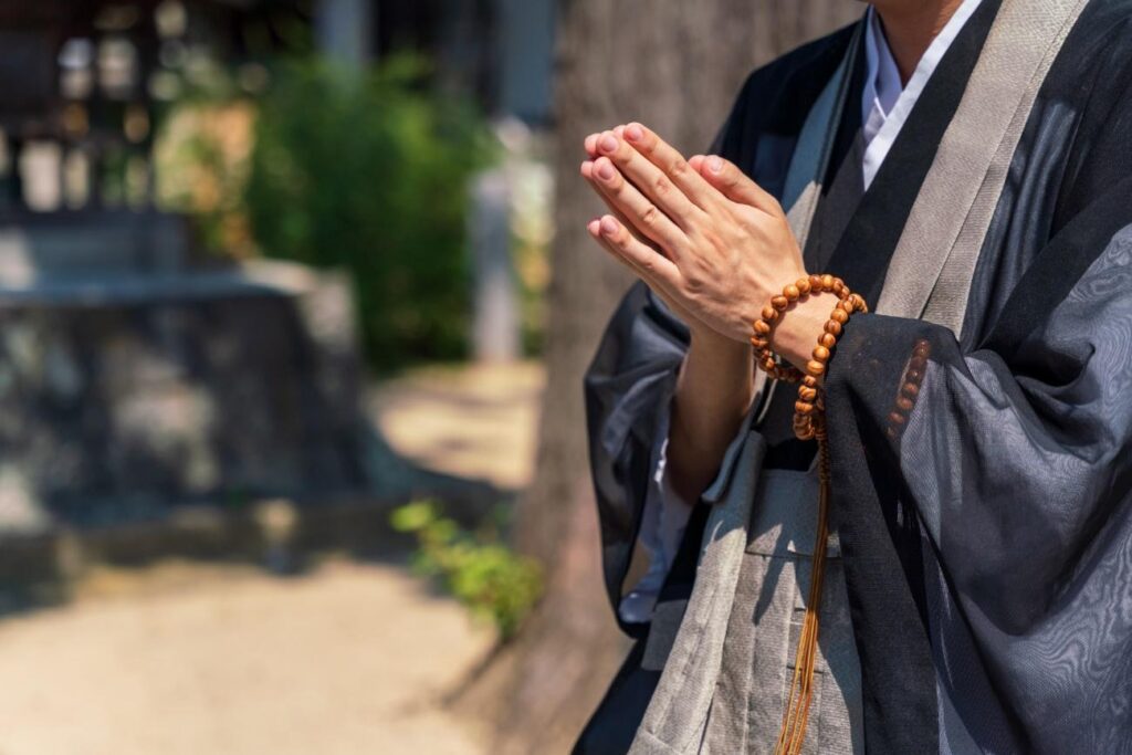 南無妙法蓮華経とは？日蓮や法華経を唱える宗派も紹介 | 神奈川県の葬儀・葬式・家族葬なら定額葬儀の【杉浦本店】